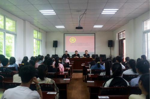 龙凤场镇中心小学开展新团员入团活动