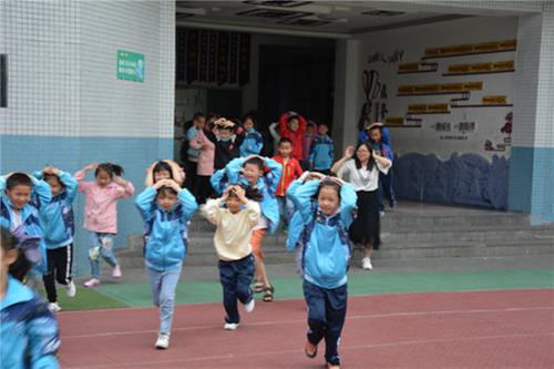 南江县文庙小学开展防震演练