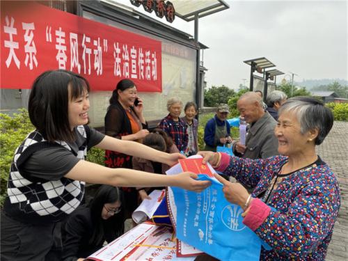 武胜县司法局联合三溪镇开展和谐劳动关系“春风行动”法治宣传活动