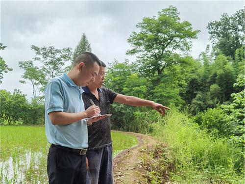武胜县综合行政执法局修便道解难题