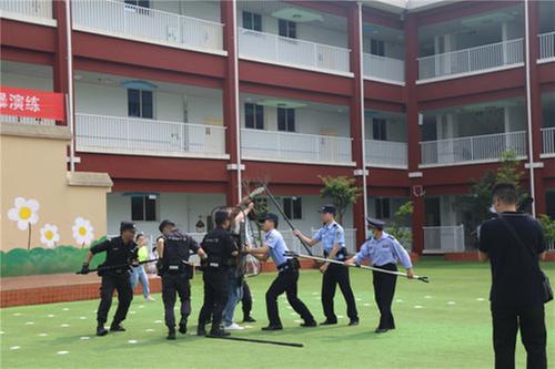 岳池县北街幼儿园开展反恐防暴演习