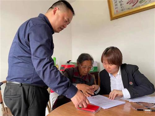 东坡区公证处上门为群众解难