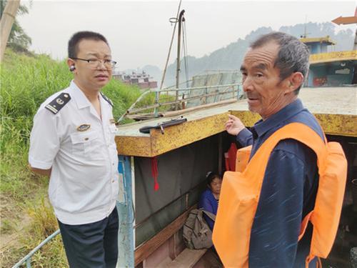武胜县地方海事处加强汛期渡口船舶安全检查工作