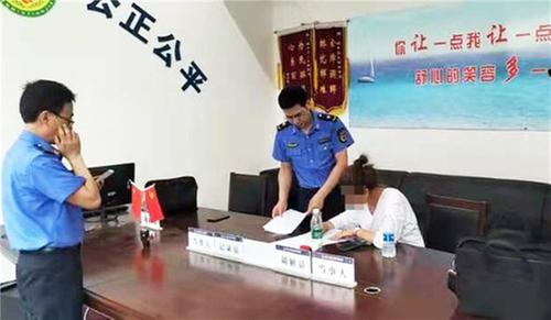 武胜县一女子非法张贴小广告受处罚