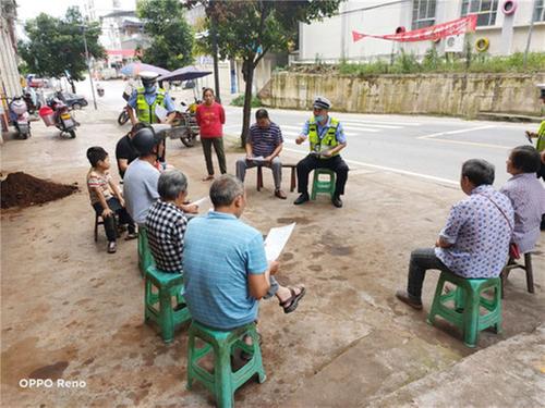 邻水县交警走进农家院落开展宣传活动