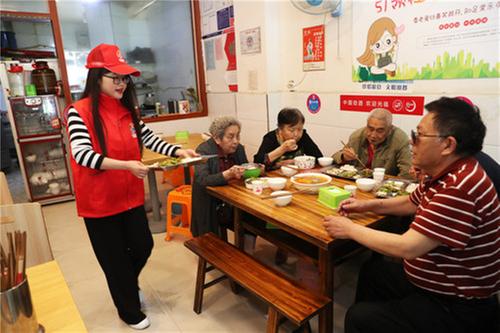 广安区：浓洄街道“老龄食堂”微孝助老健康营养