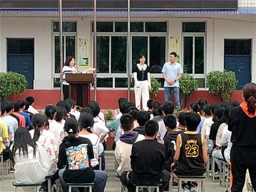 彭山一中开展“永远跟党走  争做新青年”助学志愿活动