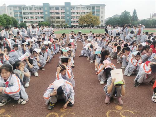 前锋区代市小学举行地震疏散演练