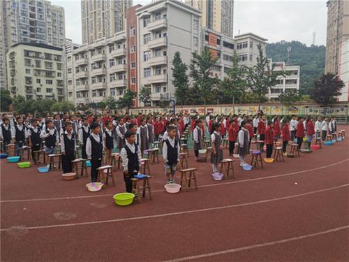 巴州区六小开展防溺水“一盆水闭气”体验活动