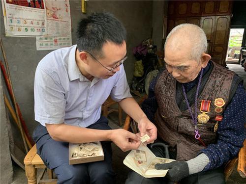 武胜县88岁抗美援朝老兵捐赠军旅藏品