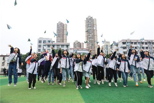 武胜中学开展心理游园会