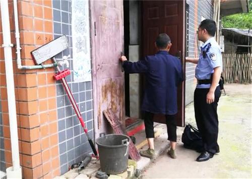 前锋公安护送老人回家