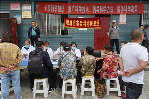 峨眉山市老科协开展送科技下乡活动