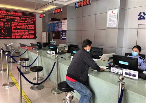 邻水县推行“延时服务”回应民需