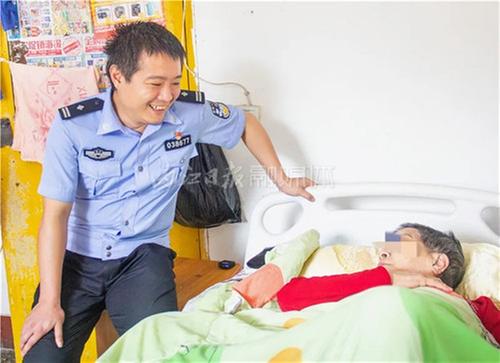内江：民警帮忙照顾戒毒男子瘫痪母亲