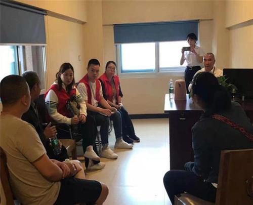 仁寿县：怀仁街道网格员用心服务邻里