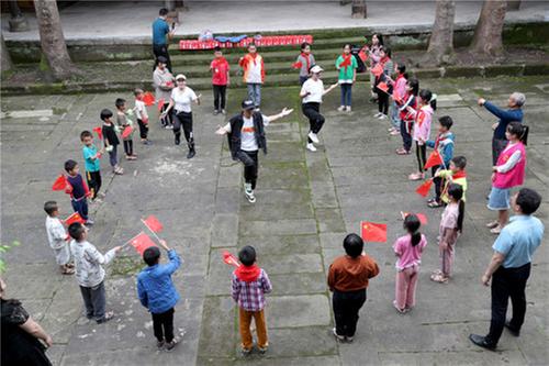 广安区：广场舞进校园  留守儿童乐开怀