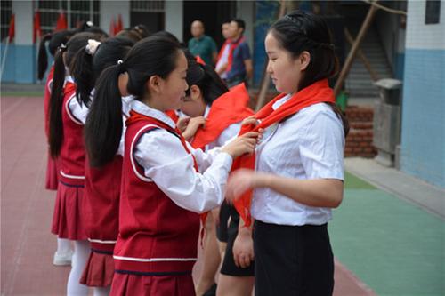 南江县文庙小学举行一年级分批入队仪式