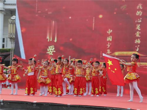 南江杨梅春稻田幼儿园唱红歌庆“六一”