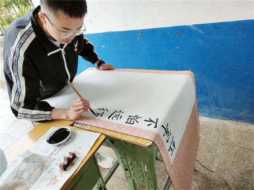 前锋区举办 “红心向党书写党史”中小学生现场书法大赛