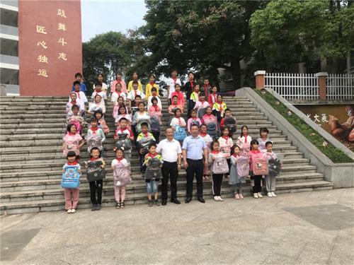 武胜县供销社关工委开展关爱少年儿童活动