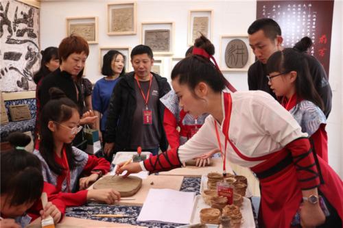 彭山一小：“汉砖童绘”显风采 五育并举展新颜