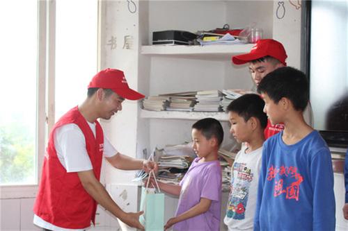 国网武胜县供电公司开展“电靓留守 童心向党”主题活动