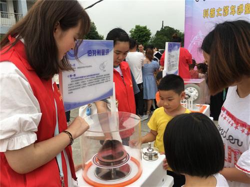 彭山区：科普大篷车进乡村 点亮儿童科技梦