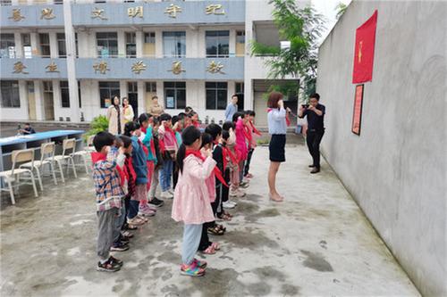 鸣钟镇中华小学开展“童心向党，快乐成长”主题活动