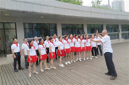 武胜县乐善中学高79级“快乐老儿童健身队”庆祝建党100周年