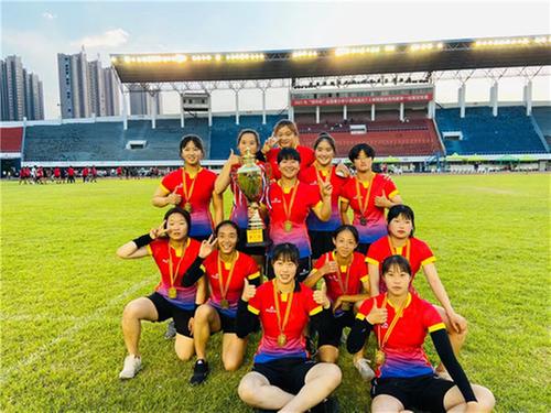 青神中学橄榄球队再夺全国冠军！