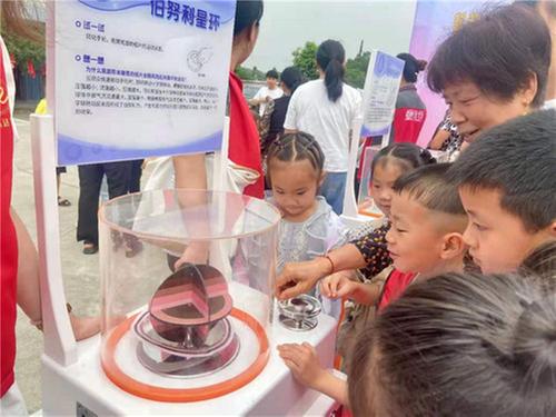 彭山区科普大篷车开进童伴之家  点亮孩子科技梦