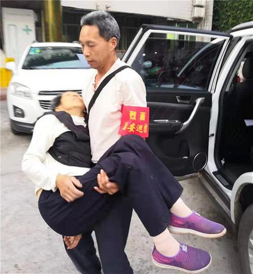 烈面镇：村干部与时间赛跑救助危急病人