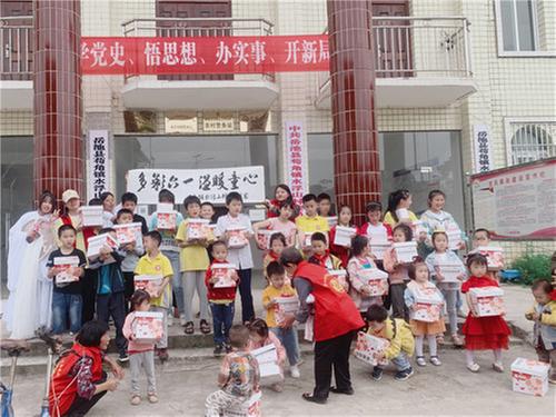 岳池县苟角镇开展“多彩六一，温暖童心”活动