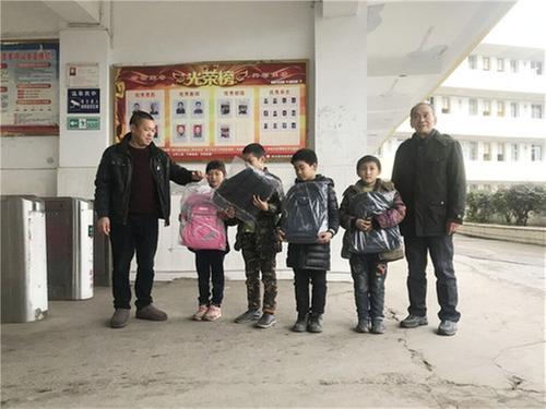 广安市枣山园区：红庙办事处开展留守儿童节慰问活动