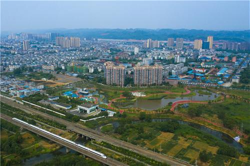 彭山区：高铁沿线公园形成城市流动观赏线