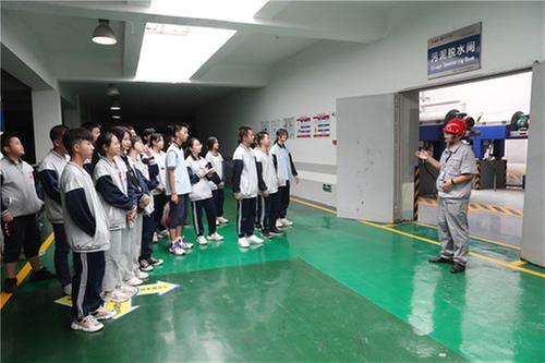 广安区：学生参观污水处理厂感受污水化清流