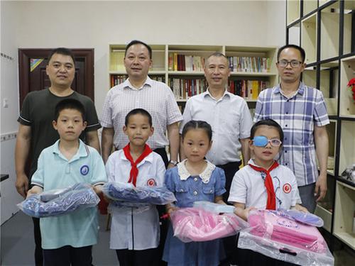 广安市市场监管局开展“六一”关怀慰问活动