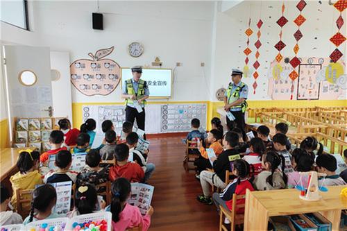 邻水县交警走进幼儿园宣讲交通安全知识
