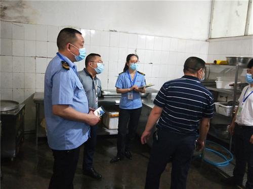 岳池县市场监督管理局“周三查餐厅”走进高考集中就餐点