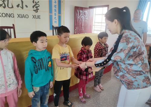 岳池县市场监督管理局：爱心资助困难学子