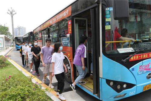 广安区：组织“爱心送考”车护航高考