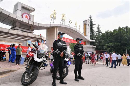 广安区：警徽闪耀在护航高考第一线