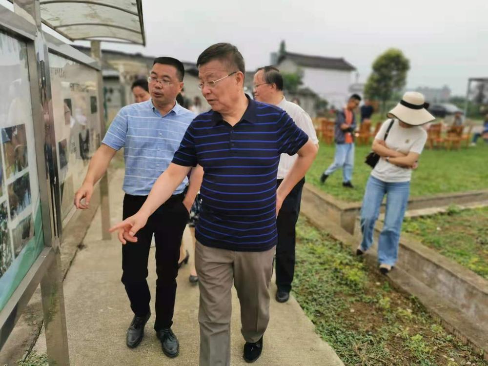 九三学社中央委员会调研组赴四川农业大学现代农业研发基地调研