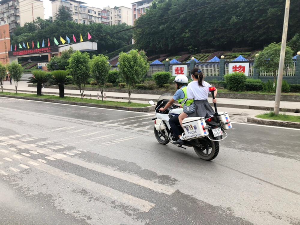 考生打车走错考场 邻水公安“铁骑”及时送回