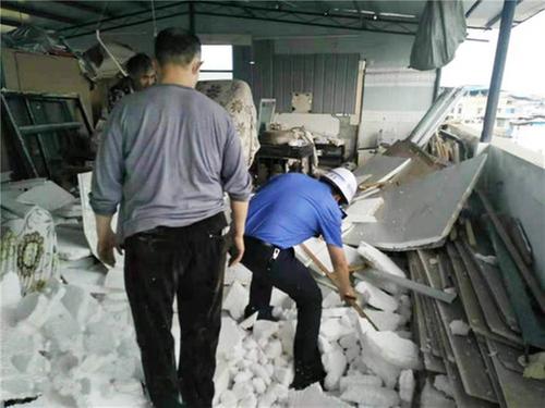 武胜县综合行政执法大队宣教结合拆违保安