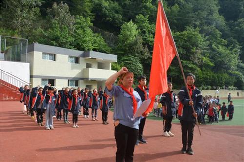 高桥镇九义校举行“红领巾•心向党”纳新活动