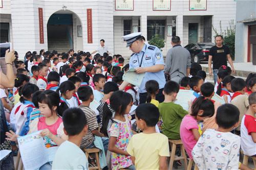 邻水县：交警走进新镇小学上好交通安全课