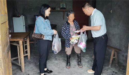 岳池县科协开展“关爱困难群众 传递温暖力量”志愿服务活动