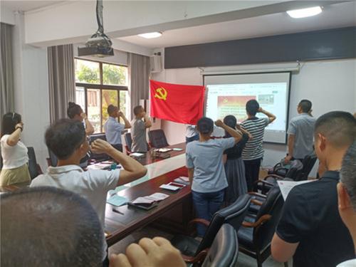 内江市中区经信局机关党员集体过“政治生日”